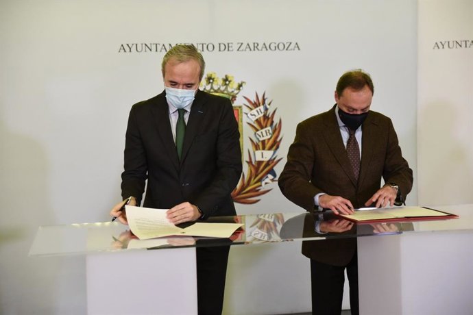 El alcalde de Zaragoza, Jorge Azcón, y el decano del Real e Ilustre Colegio de Abogados de Zaragoza, Antonio Morán, firman el convenio de asistencia jurídica gratis para afectados por la ocupación ilegal de viviendas