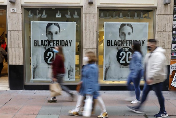 Varias personas realizan algunas compras de la navidad, aprovechando los descuentos del "Black Friday" 