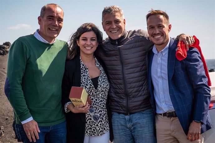 George Clooney junto al presidente del Cabildo de La Palma, Mariano H. Zapata, y otros miembros de la Corporación insular