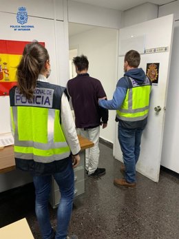 El arrestado, conducido a dependencias policiales por unoa agentes.