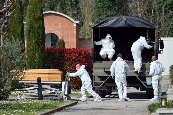Traslado de un fallecido durante la pandemia en Italia