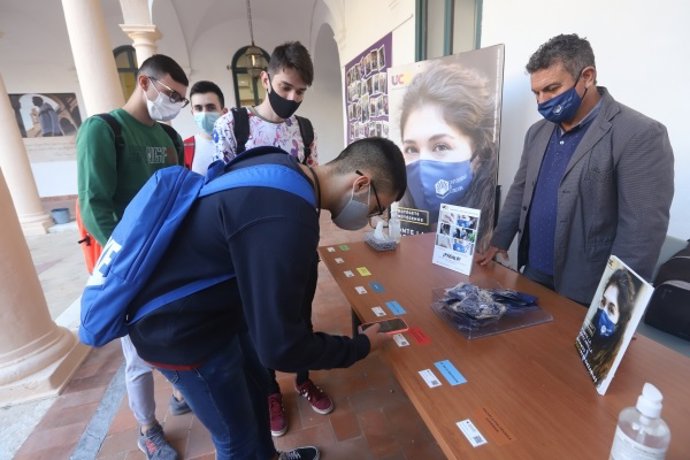Alumnado de la Facultad de Derecho recogiendo su mascarillas reutilizable
