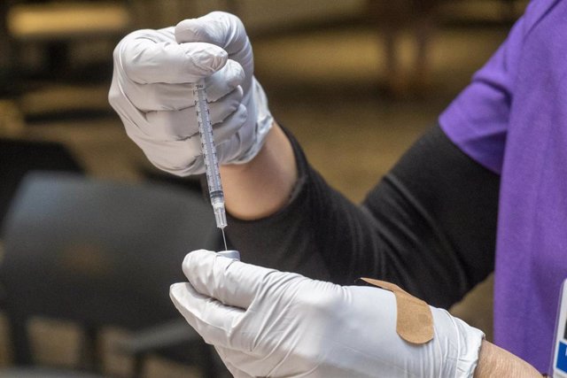 17 December 2020, US, Woodland Hills: A nurse prepares a coronavirus (COVID-19) vaccination at Kaiser Permanente Woodland Hills Medical Center. Photo: Hans Gutknecht/Orange County Register via ZUMA/dpa
