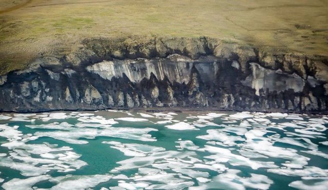 La costa de la península de Bykovsky en el centro del Mar de Laptev, Siberia se retira durante el verano, cuando los bloques de hielo permafrost caen a la playa y son erosionados por las olas.