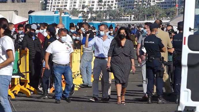 Una comisión judicial inspecciona el muelle de Arguineguín donde hay unas 1.300 personas