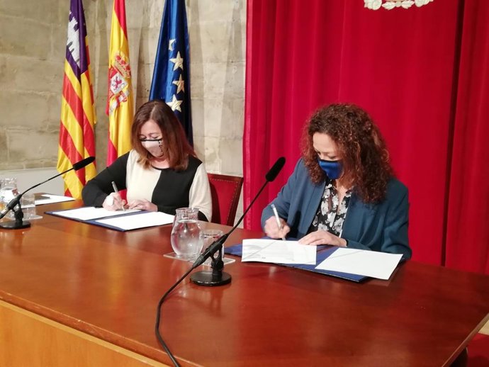 La presidenta del Govern, Francina Armengol, y la presidenta del Consell de Mallorca, Catalina Cladera, firman el convenio para el pago de 10 millones de euros en concepto de anticipos de la anualidad 2020, en el Consolat de Mar.