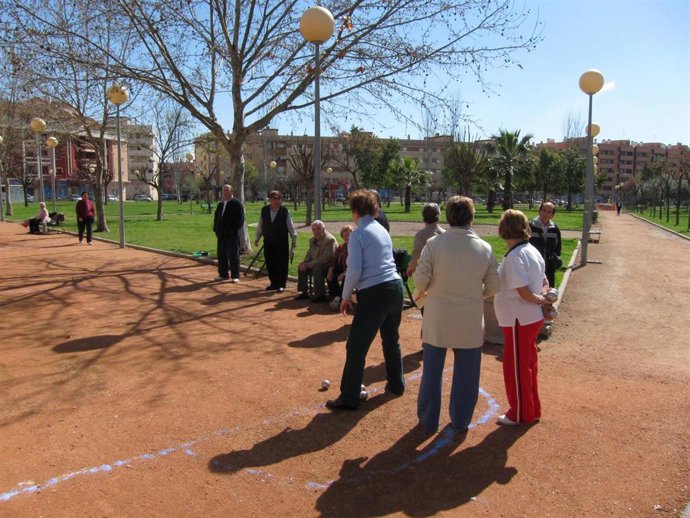 Jubilados en un parque de Córdoba