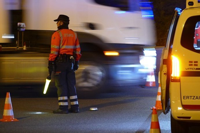 Control de la Ertzaintza para evitar desplazamientos durante el fin de semana