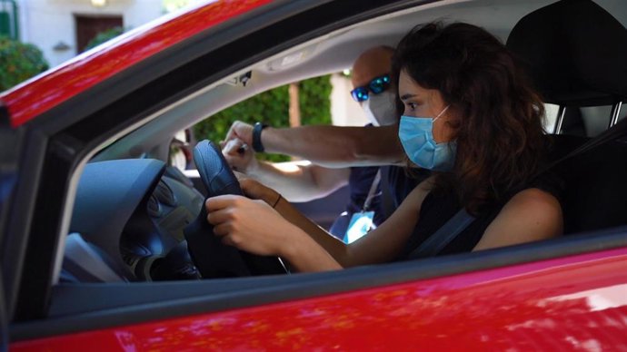 Imagen de una aspirante a obtener el carnet de conducir, junto a un profesor.