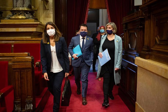 La portavoz del Govern, Meritxell Budó, el vicepresidente del Govern, Pere Aragonés, y la consellera de Salud, Alba Vergés, a su llegada a un pleno del Parlament para tratar la crisis sanitaria del coronavirus, en Barcelona, a 6 de octubre de 2020. 
