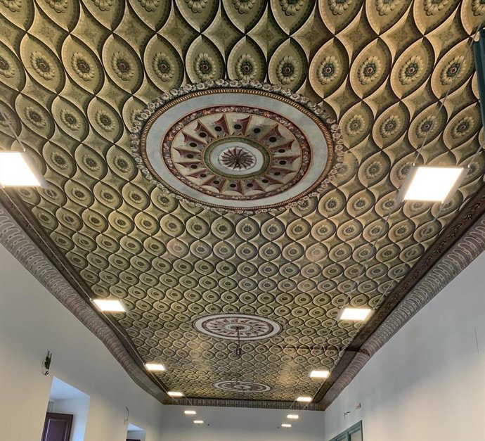 Papel recuperado que recubre el techo de una sala del palacio de Quintañar de Segovia.