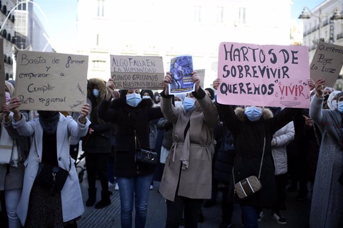 Vecinas de Cañada Real con pancartas reivindicativas