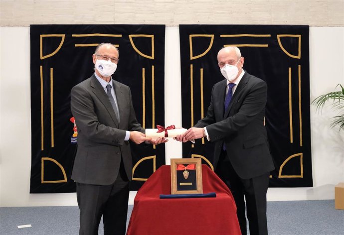 El presidente de las Cortes, Luis Fuentes, entrega la Medalla de Oro del parlamento autonómico al presidente de la sociedad editora de La Gaceta de Salamanca, Pedro Díaz Mesonero.