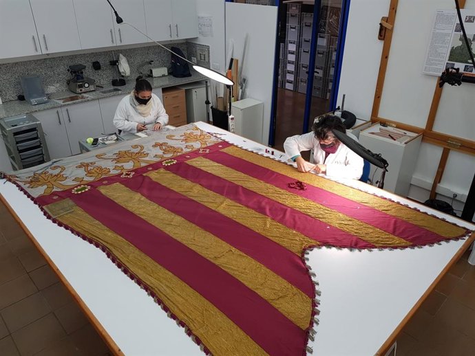 Técnicos del Institut Valenci de Conservació, Restauració i Investigació (IVCR+i) restauran la Reial Senyera de 1928