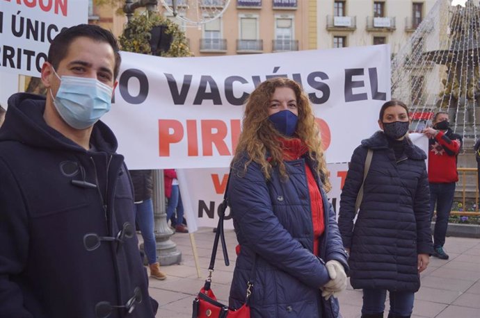 Cristian Royo, Beatriz Acón y Sara Giménez han asistido a la manifestación en Huesca para apoyar a la hostelería y al turismo