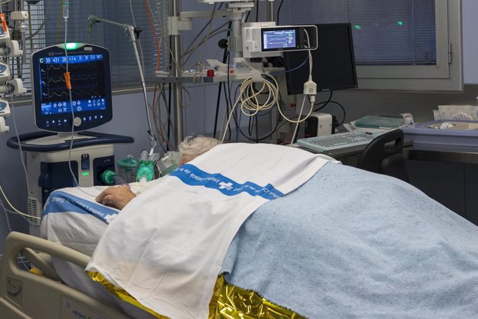 Un paciente ingresado en la Unidad de Cuidados Intensivos (UCI) para enfermos de coronavirus del Hospital Universitario Dr. Josep Trueta de Girona, Catalunya (España), a 21 de diciembre de 2020.