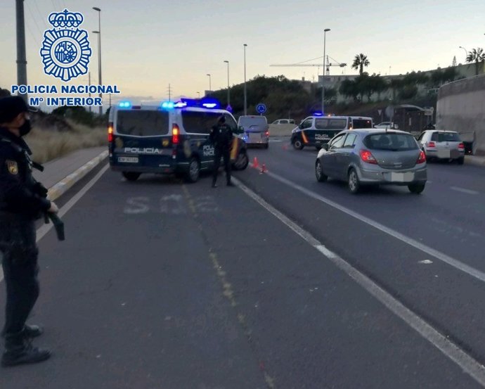 Control de la Policía Nacional en la isla de Tenerife para velar por el cumplimiento de la normativa establecida para contener la covid-19