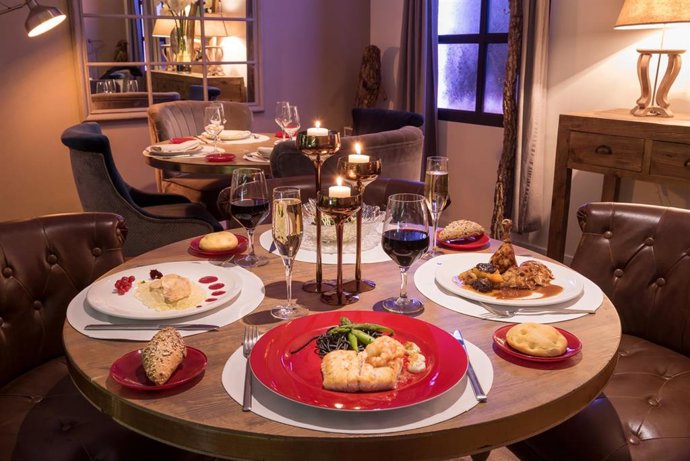 Mesa dispuesta para la cena de Nochebuena