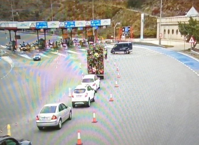 Retenciones en la carretera C-17 en Ripoll (Girona) el primer día de cierre perimetral de las comarcas del Ripolls y Cerdanya (Girona), el 23 de diciembre de 2020.