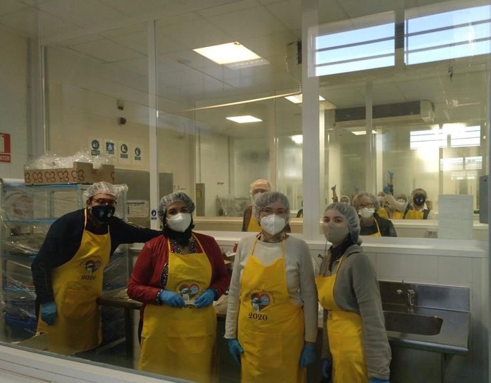 La delegada de Servicios Sociales e Igualdad del Ayuntamiento de Córdoba, Eva Timoteo (segunda por la izda.), visita la preparación de los menús solidarios.