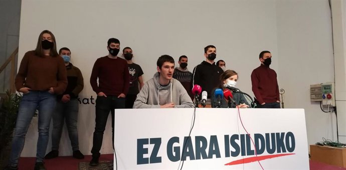 Rueda de prensa de las personas llamadas a declarar por derribar una estatua del rey Felipe VI en Pamplona: (de izquierda a derecha: Unai Ekiza y Lur Albizu)