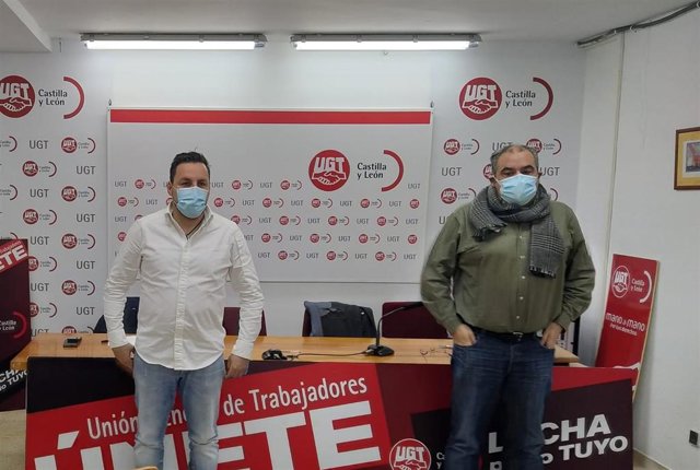 El secretario de la Federación de Empleados de Servicios Públicos (FeSP) de Castilla y León, Tomás Pérez Urueña, (d) y el secretario del sector de sanidad del sindicato, Miguel Holguín (i).