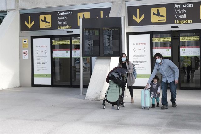 Una familia sale del aeropuerto de Palma de Mallorca (Islas Baleares), a 20 de diciembre de 2020. 
