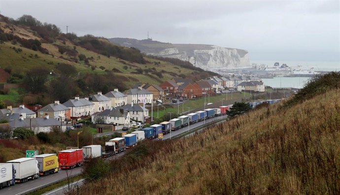 Colas de camiones en Reino Unido hacia la fontera con Francia