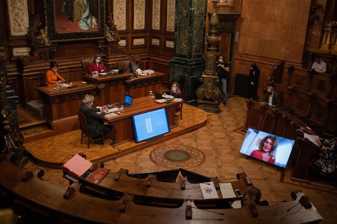 La alcaldesa de Barcelona, Ada Colau (c, de rojo), durante una sesión plenaria en el Ayuntamiento de Barcelona, Catalunya (España), a 30 de octubre de 2020. El pleno tiene lugar un día después de que la aprobación de las nuevas medidas para evitar la pr