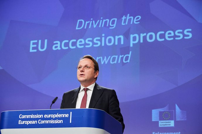 El comisario de Ampliación y Vecindad de la Comisión Europea, Oliver Varhelyi