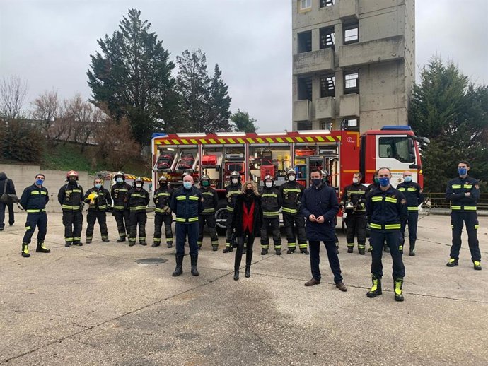 Bomberos de Burgos con el nuevo camión.