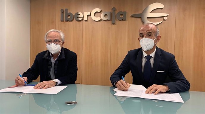 El director territorial de Ibercaja, Jesús Les, y el director de Cáritas Diocesana en La Rioja, Fernando Beltrán, han firmado hoy un convenio que ayudará a la entidad social a financiar su programa de atención primaria frente a la COVID-19