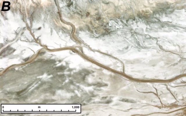 Crestas fluviales similares a las de Marte se encuentran en el sistema del río Amargosa de California, aunque el agua todavía corre a través del sistema.