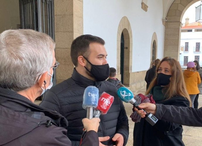 El alcalde de Cáceres, Luis Salaya, atiende a los medios tras un minuto de silencio en las puertas del Ayuntamiento