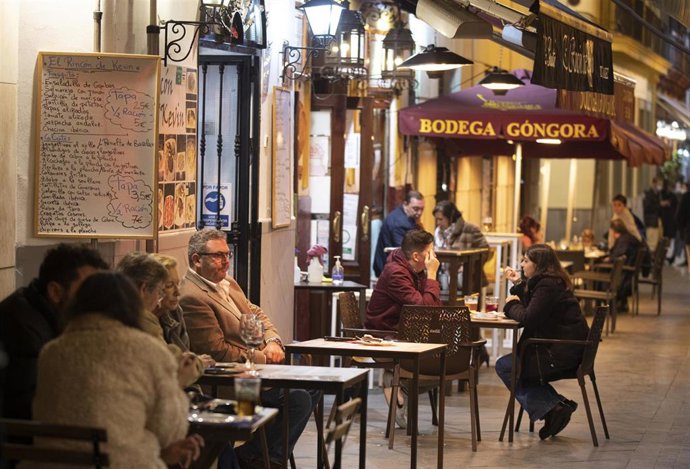 Varias personas en la terraza de un bar tras la apertura de bares y restaurantes 