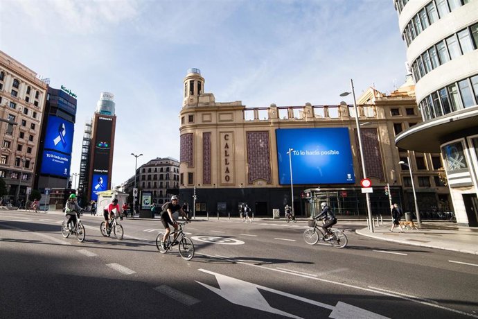 Varias personas realizan deporte en la Calle Gran Vía de Madrid en el segundo día de desconfinamiento durante la Pandemia Covid-19 que ha generado el Estado de Alarma en España. A 3 de Mayo, 2020 en Madrid, España