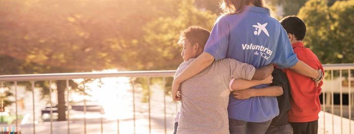 Imagen de uno de los voluntarios que participan en el voluntariado de CaixaBank.