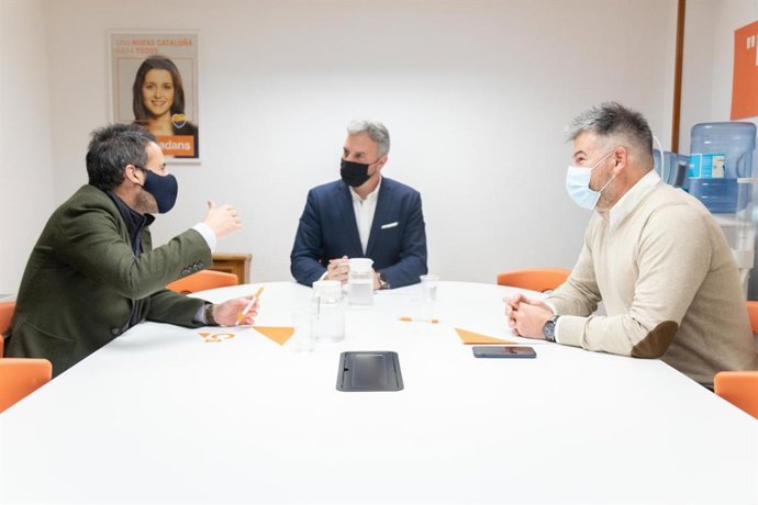 Reunión del secretario de Organización Nacional de Ciudadanos, Borja González, con el coordinador autonómico, Nacho Cuesta, y el secretario de Organización de Ciudadanos Asturias, Sergio García.