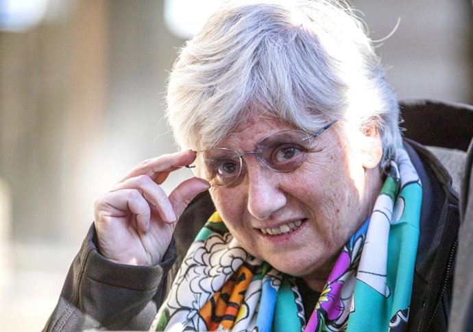 05 March 2020, Scotland, Edinburgh: Former Catalan politician and University of St Andrews professor Clara Ponsati leaves the Edinburgh Sheriff Court after a preliminary hearing on the charge of sedition over her role in Catalonia's unsanctioned indepen