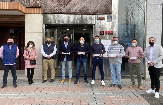 Imagen de los premiados, los socios de Icon Multimedia y la presidenta de Palencia Abierta.