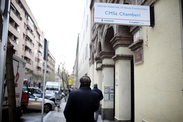 Inmediaciones del centro de salud de Andrés Mellado en la ZBS del mismo nombre en Madrid (España), a 21 de diciembre de 2020. Andrés Mellado es una de las cinco Zonas Básicas de Salud que contarán con restricciones de movilidad en la Comunidad de Madrid d