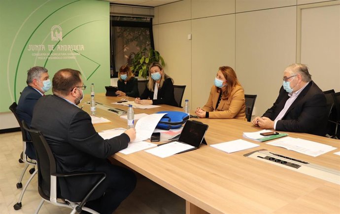 La consejera de Agricultura, Ganadería, Pesca y Desarrollo Sostenible, Carmen Crespo, durante la reunión que ha mantenido con el nuevo presidente de la Asociación para el Desarrollo Rural de Andalucía (ARA), David García Ostos