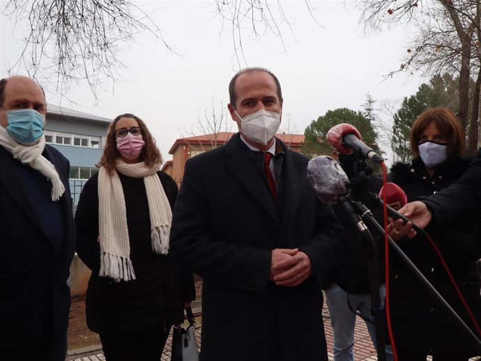 El alcalde de Guadalajara, Alberto Rojo, atiende a los medios.