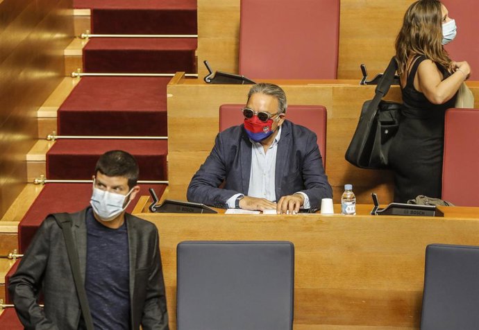 El portavoz del grupo socialista en Les Corts, Manolo Mata