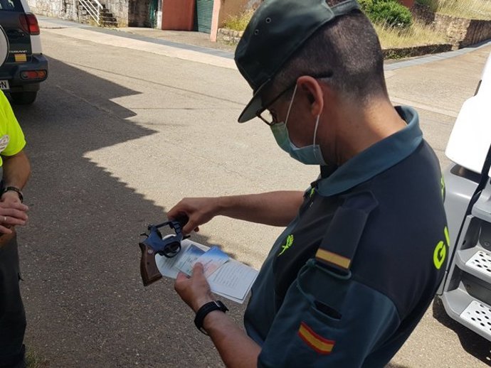 Un guardia civil durante una intervención en un registro de armas