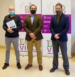 Eduardo Fonseca Pedrero, vicerrector de Investigación e Internacionalización de la Universidad de La Rioja, flanqueado por Íñigo Crespo, presidente de la Asociación Cultura Permanente, y Antonio T. Palacios, profesor de Análisis Sensorial de la UR