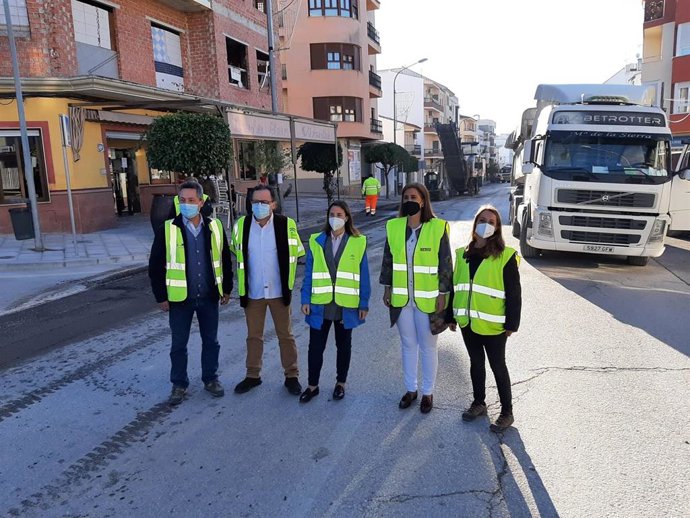 La delegada territorial de Fomento, Infraestructuras y Ordenación del Territorio, Cristina Casanueva (centro), en su visita a Baena.