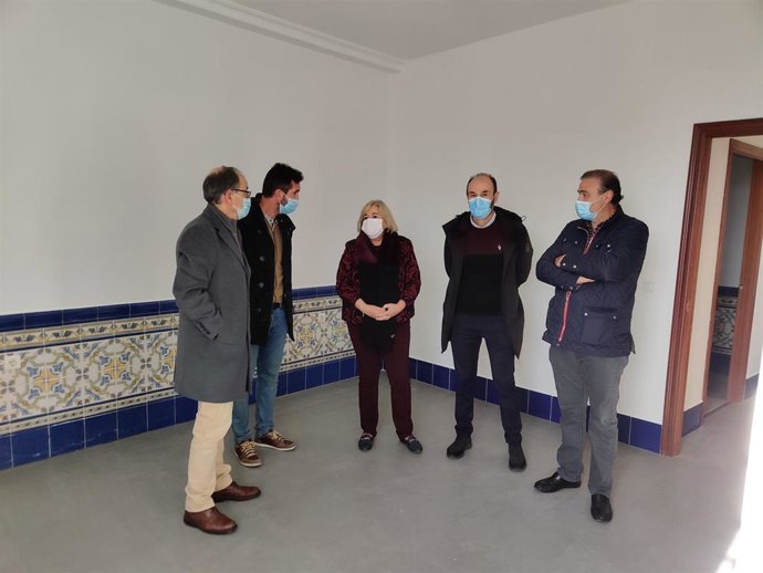 La delegada de Salud y Familias en Huelva, Manuela Caro, en su visita al nuevo consultorio de Niebla.