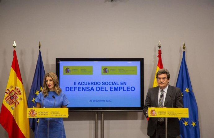 La ministra de Trabajo, Yolanda Díaz, y el minitro de Seguridad Social, José Luis Escrivá, durante una rueda de prensa.