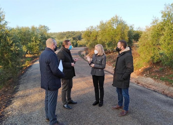 El delegado de Medio Natural y Carreteras en la Diputación de Córdoba, Francisco Palomares (segundo por la izda.), en su visita a Montoro.